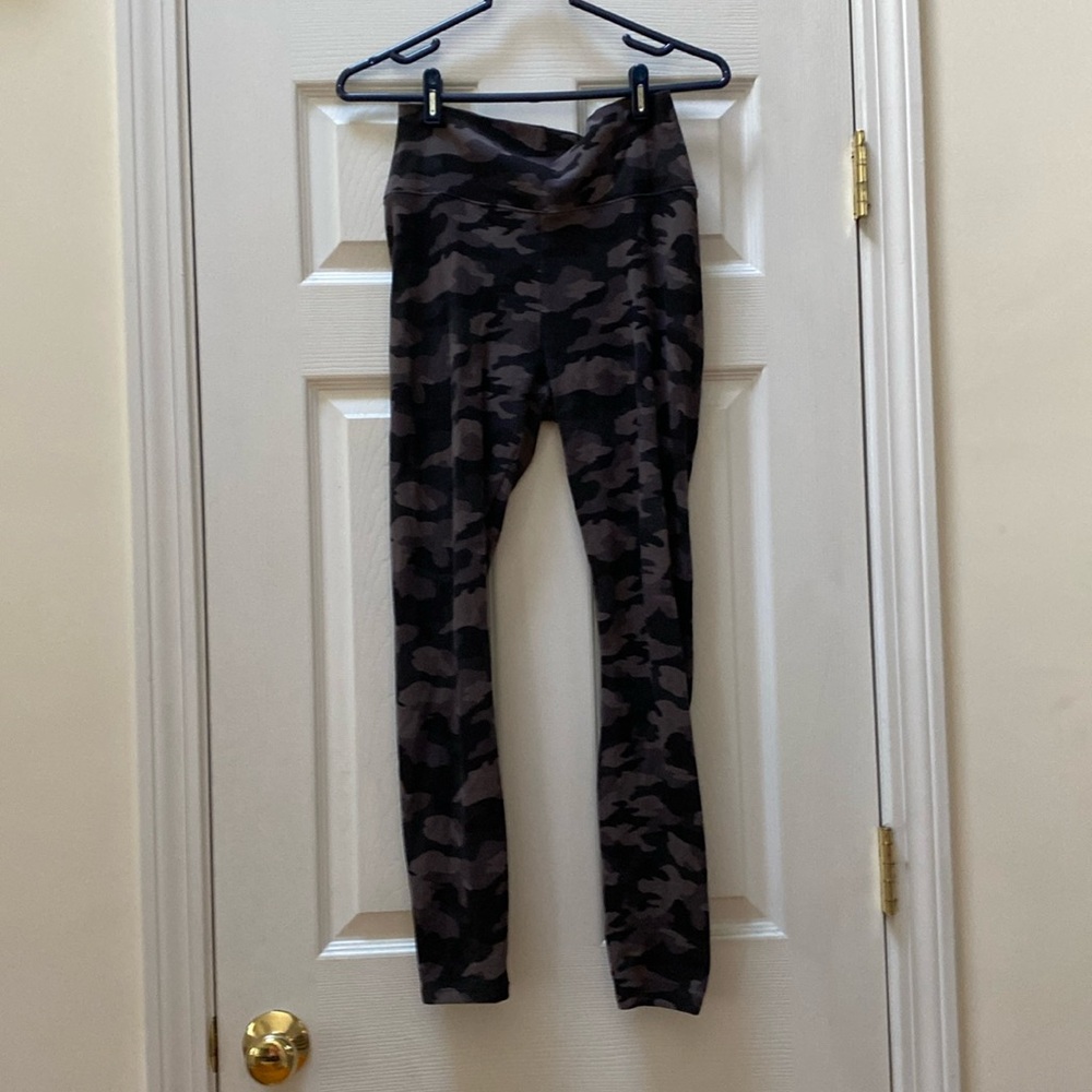 3/$39 - Simply Vera Black & Grays Camo Print High-Rise Leggings, Size Women's M